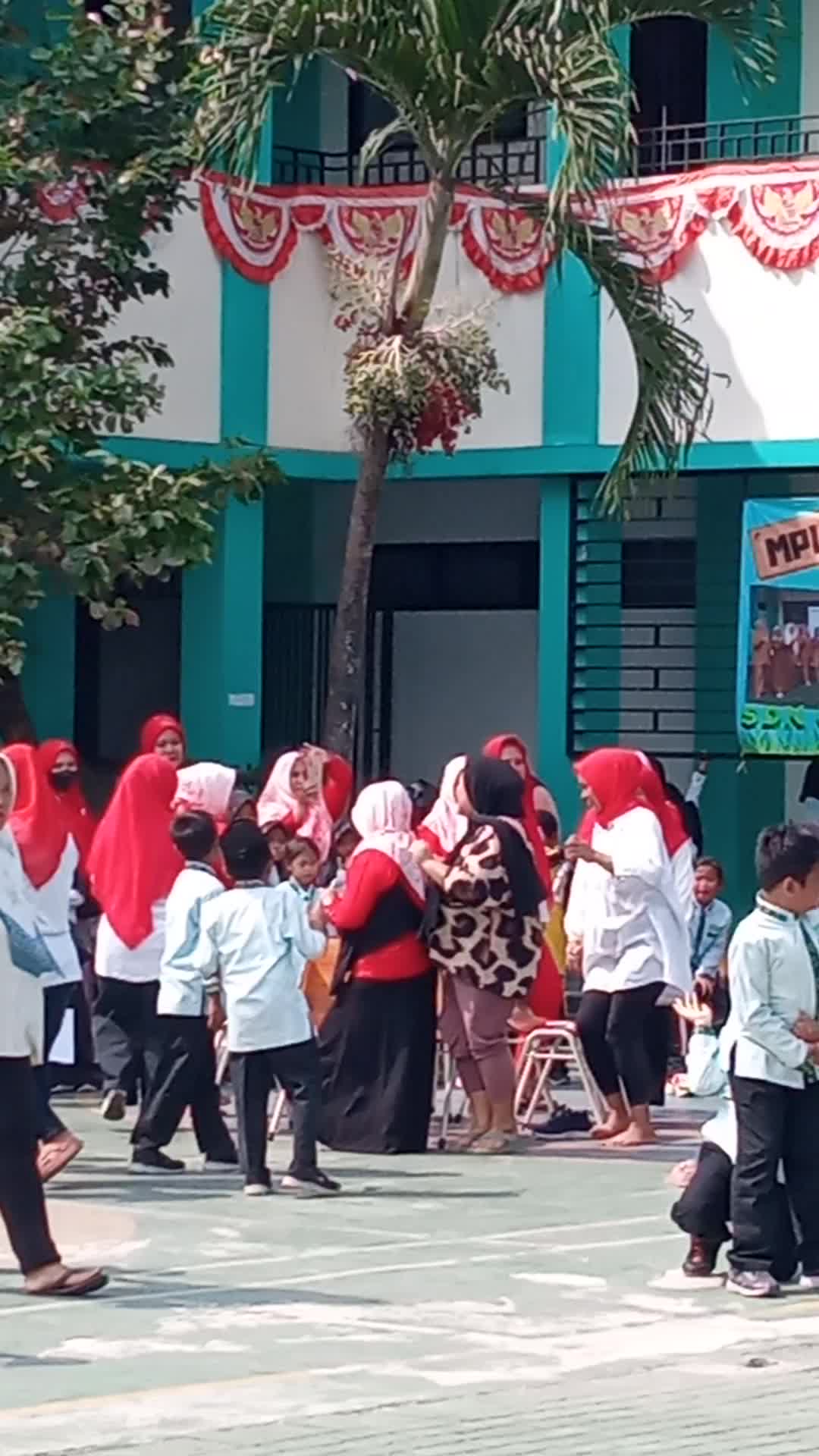 lomba agustusan.. buat emak - emak yg ngerebutin bangku 😅