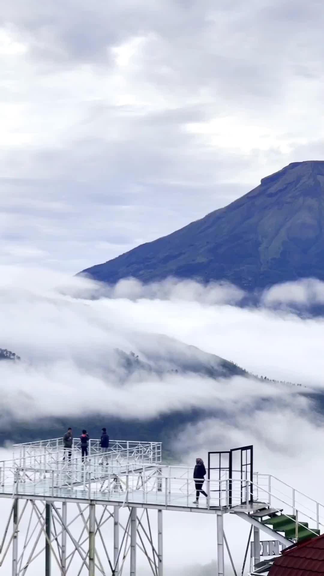 Bener bener Dieng gabisa diem nih!😂😍 liat gunung Sindoro makin deket dari spot ini! 📍View Gn. Sindoro