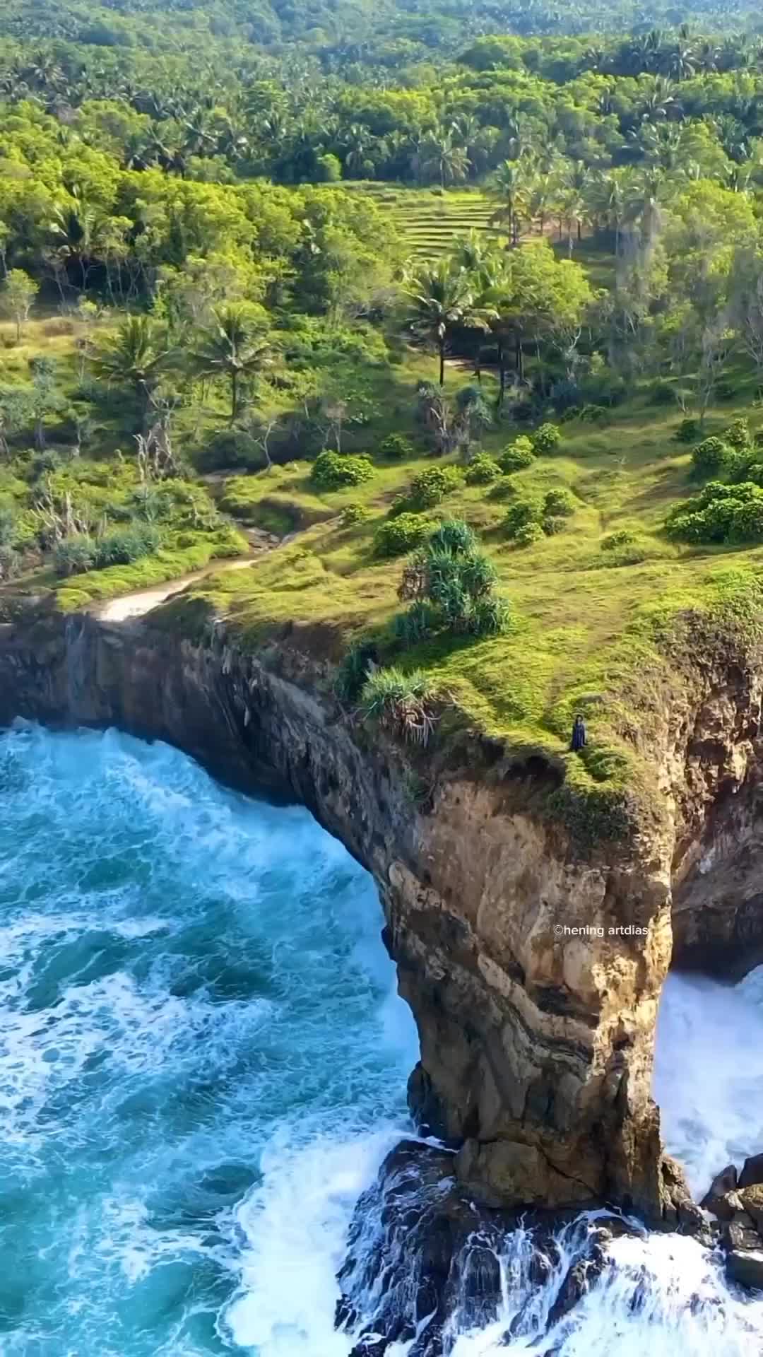 Kepleset dikit langsung beda alam 🥲 Pantai Karang Bolong juga merupakan salah satu tempat favorite untuk hunting 