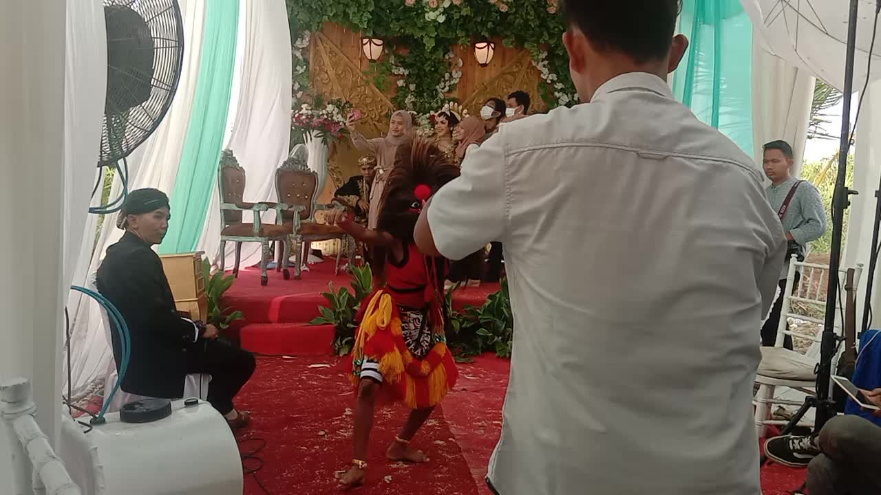 tari bujang ganong petra sang peng hibur @bujangganong @rctiplusofficial lengkap dengan hashtag #RCTIPlusShowYourT #RCTIPlusShowYourTalent  