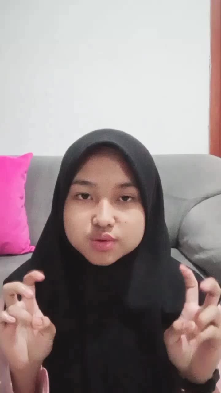 Nama saya Tania Aulia Putri, Umur saya 14 mau 15 tahun, asal Bandung (lembang)