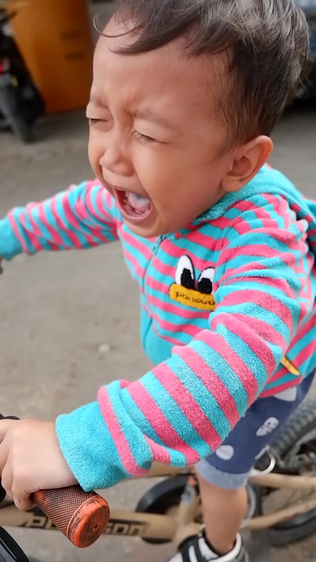 kakak destra nangis nih teman-teman, kira-kira nangis kenapa ayooo? 