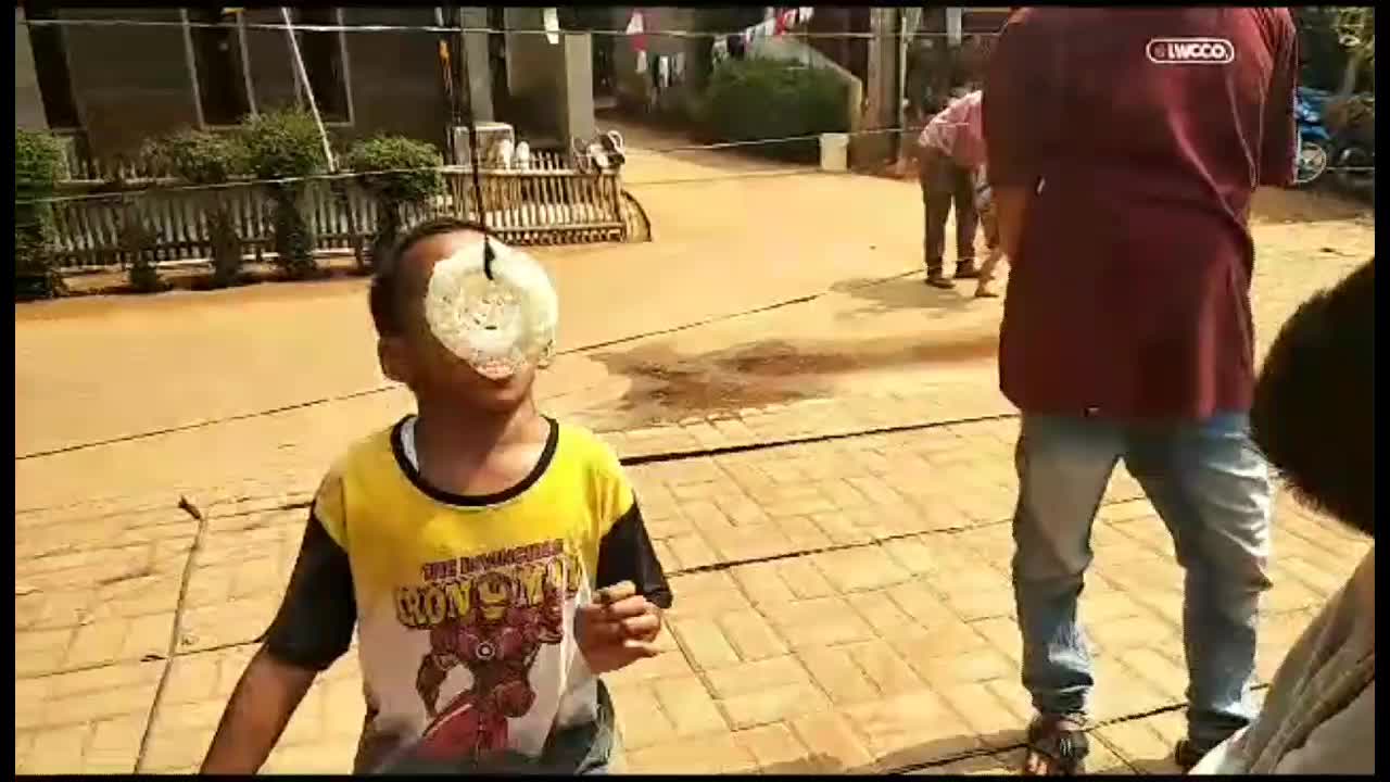 Jadi komentator lomba makan krupuk semangat 45,,,,,merdekaaaaaaa