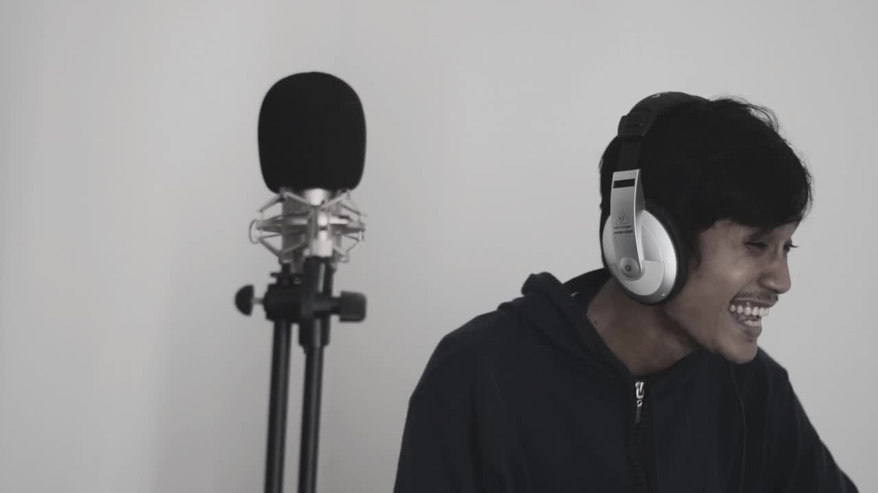 To the bone - Pamungkas ( Video Lirik By Chandhika) 
