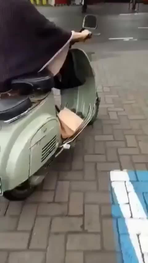 gak mau,maunya vespa