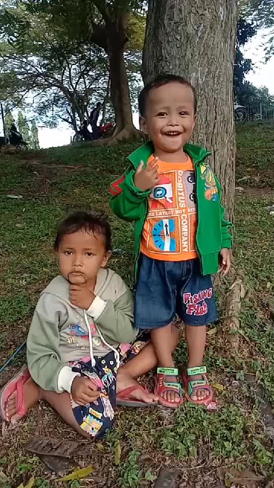 Berteduh di bawah pohon sembari acting