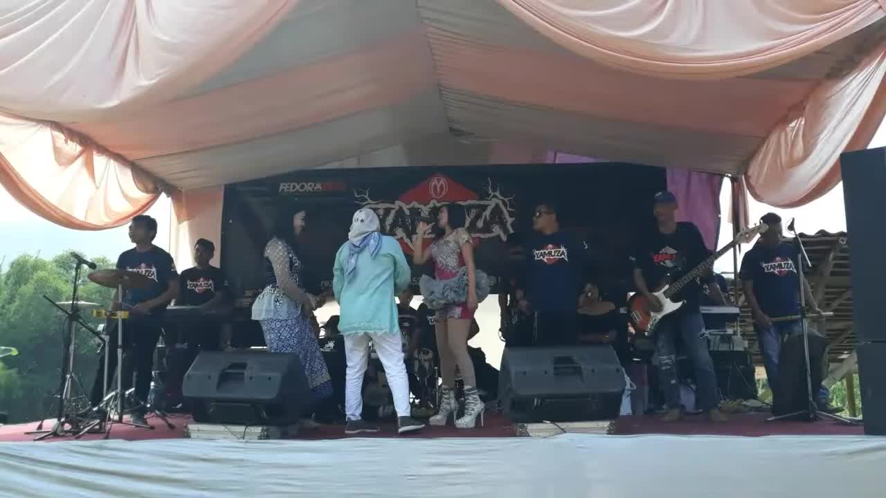 cover lagu mawar putih bareng grup dangdut live YAMUZA video taun lalu ,,semoga ada rezekinya 🙏😊#onlineauditionrisingstardangdutindonesia