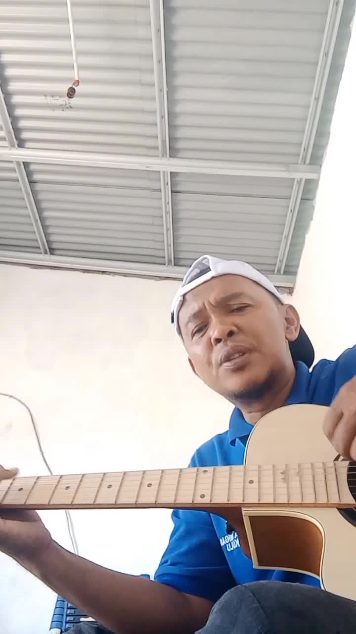 lagu tergalau tahun 2013 ini😂😂🙏.               original song : Dia Juga Kekasihmu