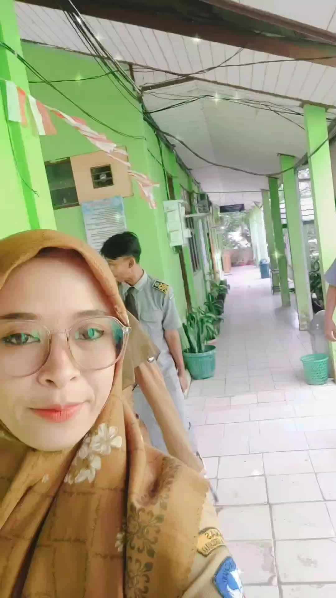 ketika gurunya pada mau ke undangan ketika sudah tidak ada pembelajaran lagi karna sudah selesai ulangan (classmeting day)