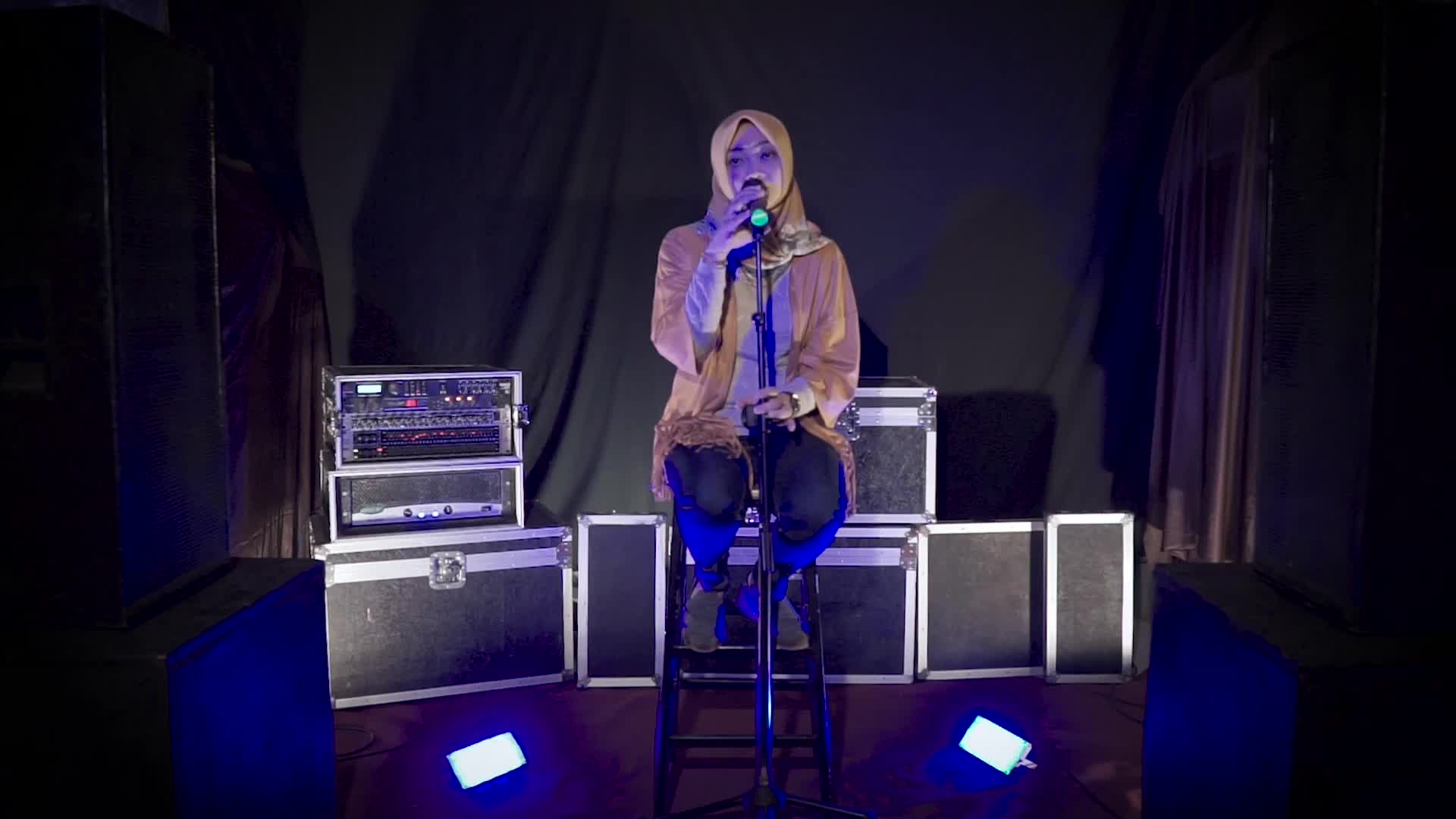 Tanpa Batas Waktu ( Reggae Version) - LIVE Cover By Mega 
( 1x Take , Double Camera ) . Vote lagii yaa temen2 ☺️