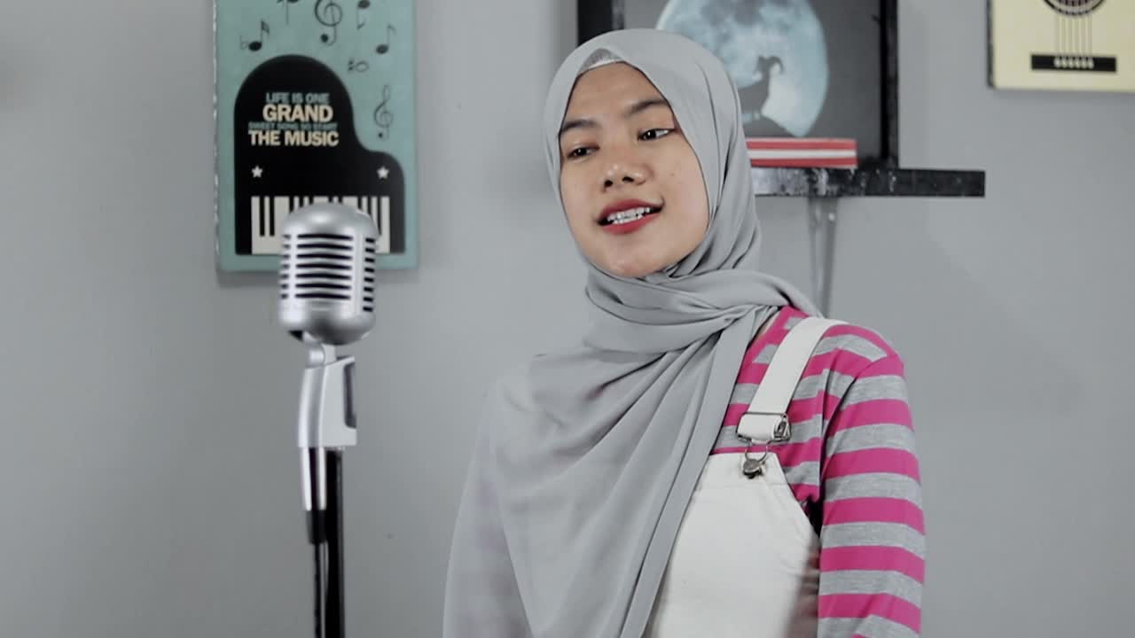 Kalo ada rasa sama seseorang tuh jangan di pendam sendiri, gak enak tau 😁 Tiara Andini ft. Arsy - Diam Diam (Cover by. Ayura)