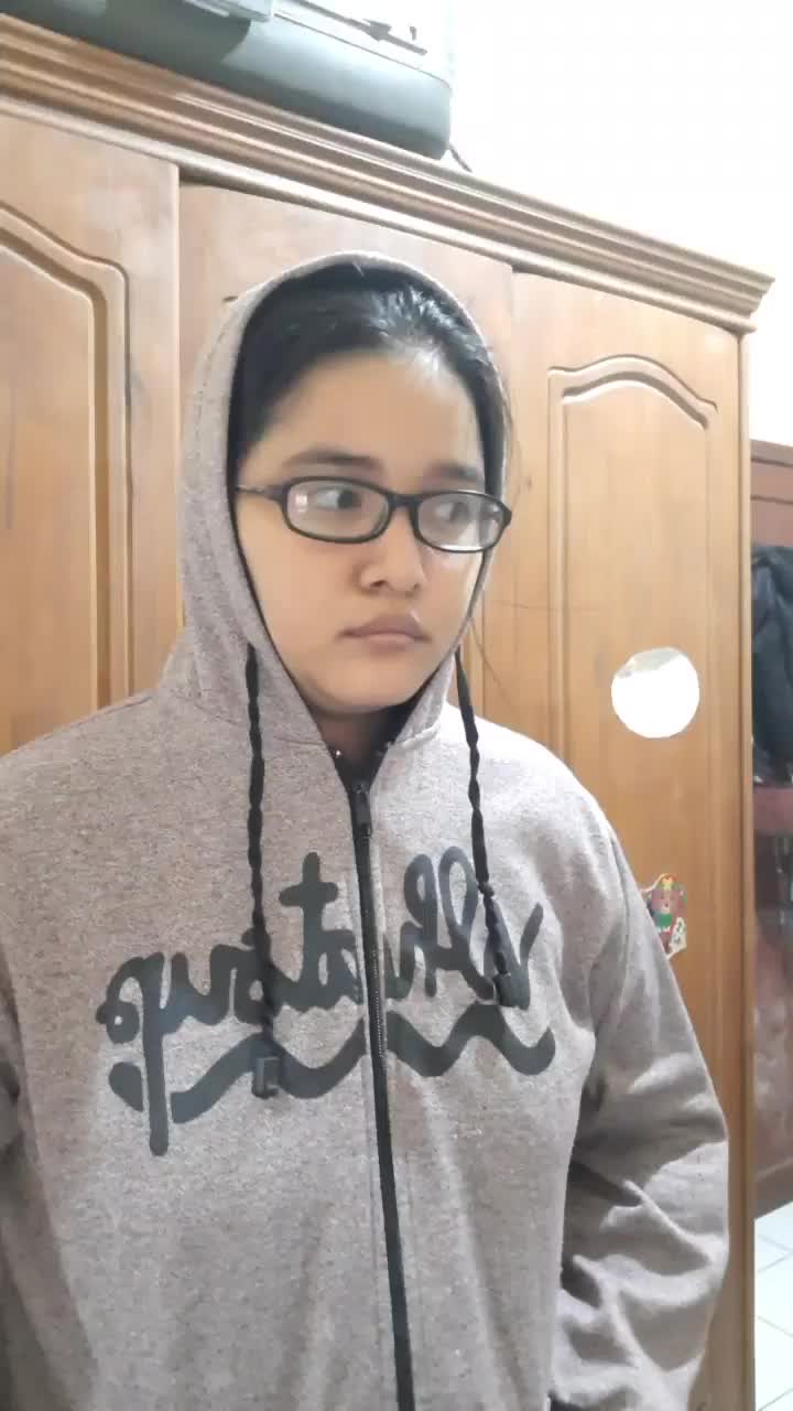 norak amat pake beli topi kapelan