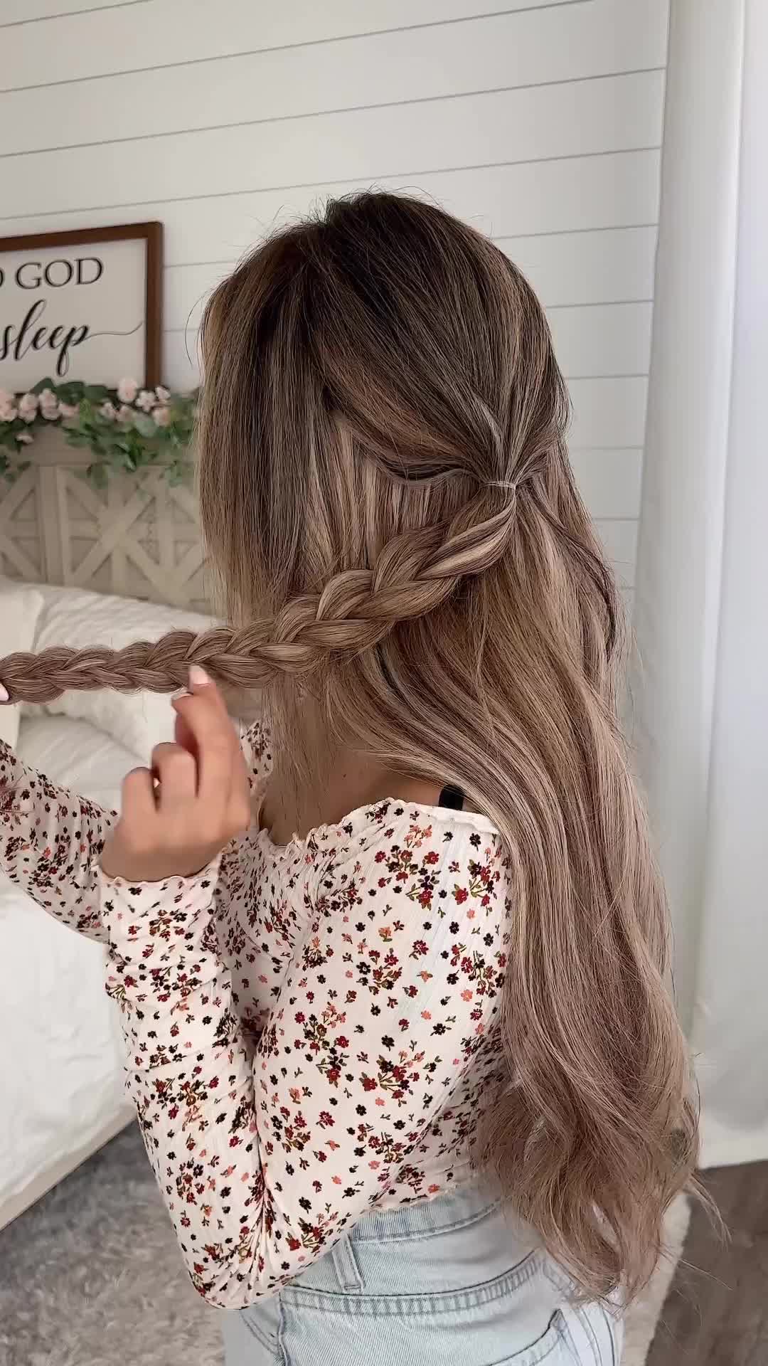 Wah, half up tapi dibikin bentuk rose😍🌹