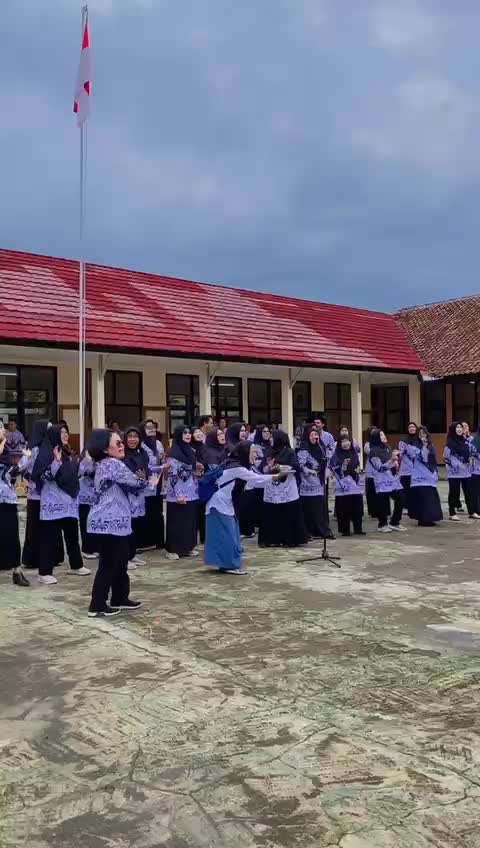 Lagu Kisah Kasih di Sekolah 🙌👐😄 tiada kisah paling indah kisah kasih di sekolah🏨