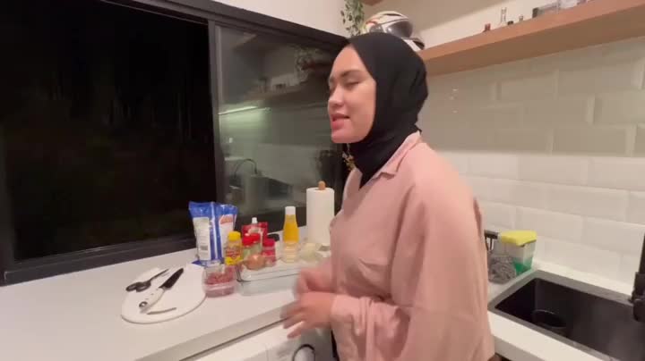 Vanti is making her favourite snack: Cheeseburger Empanadas for #AudisiOnlineMCIS10 #MasterChefIndonesia