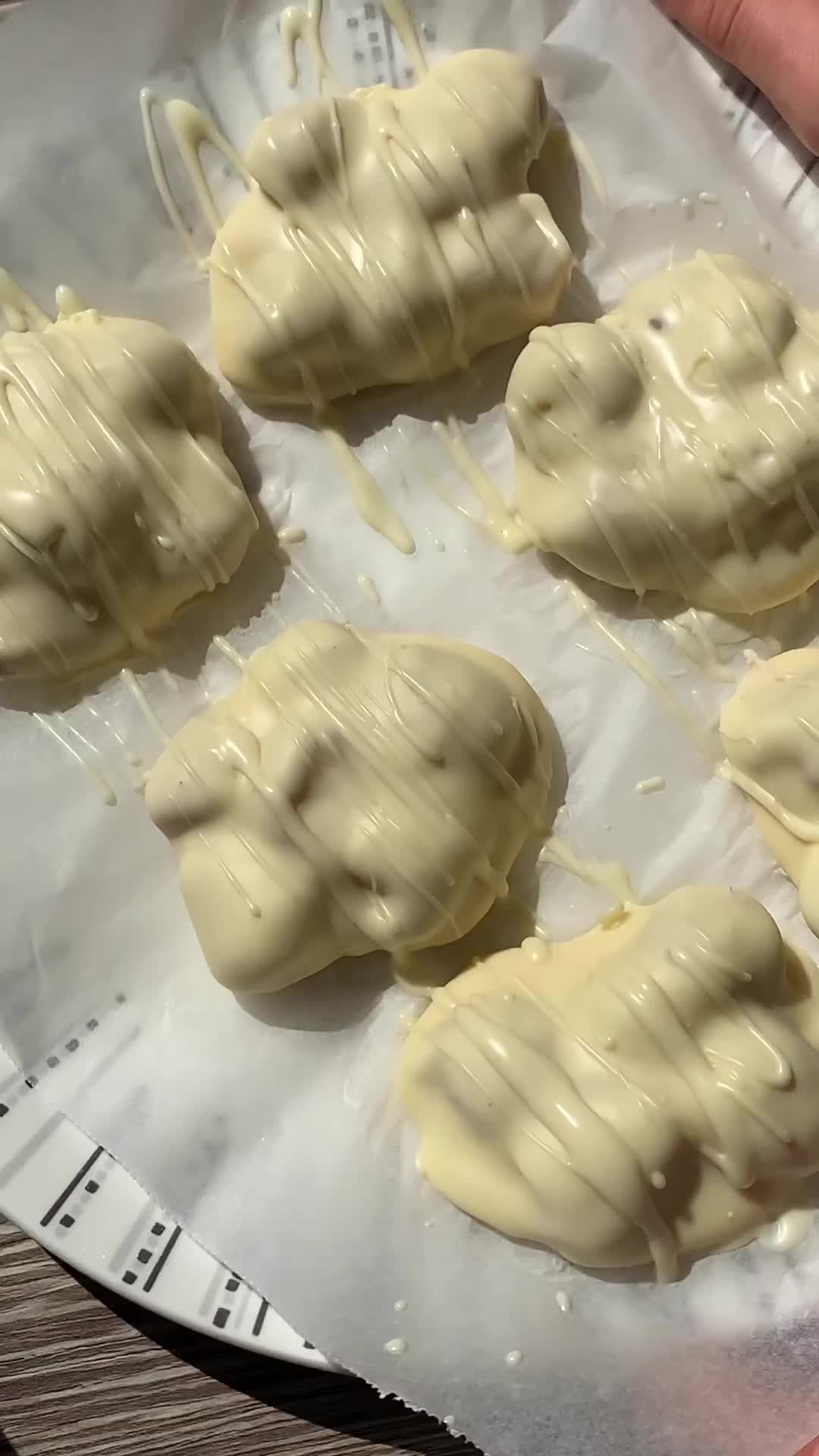 Bikin raspberry clusters pake white chocolate