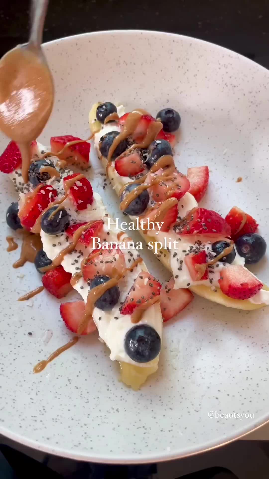 Banana split ditambah strawberry dan blueberry😋😋