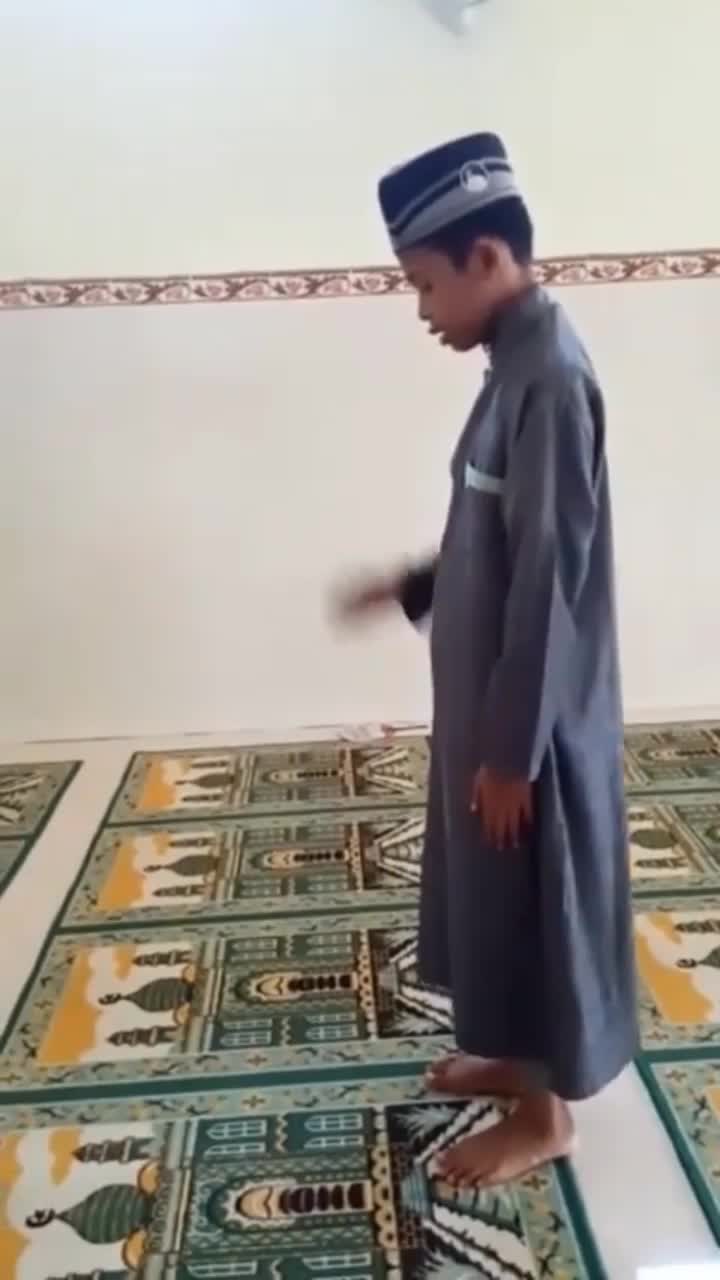saat liburan ku aku keluar bakat untuk adzan 