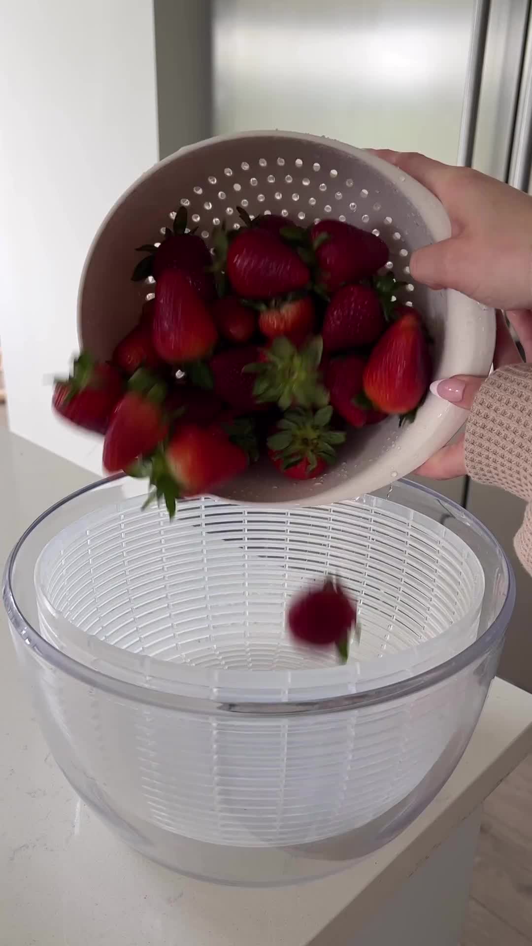 jangan lupa cuci buah-buahan kamu sebelum dimakan!