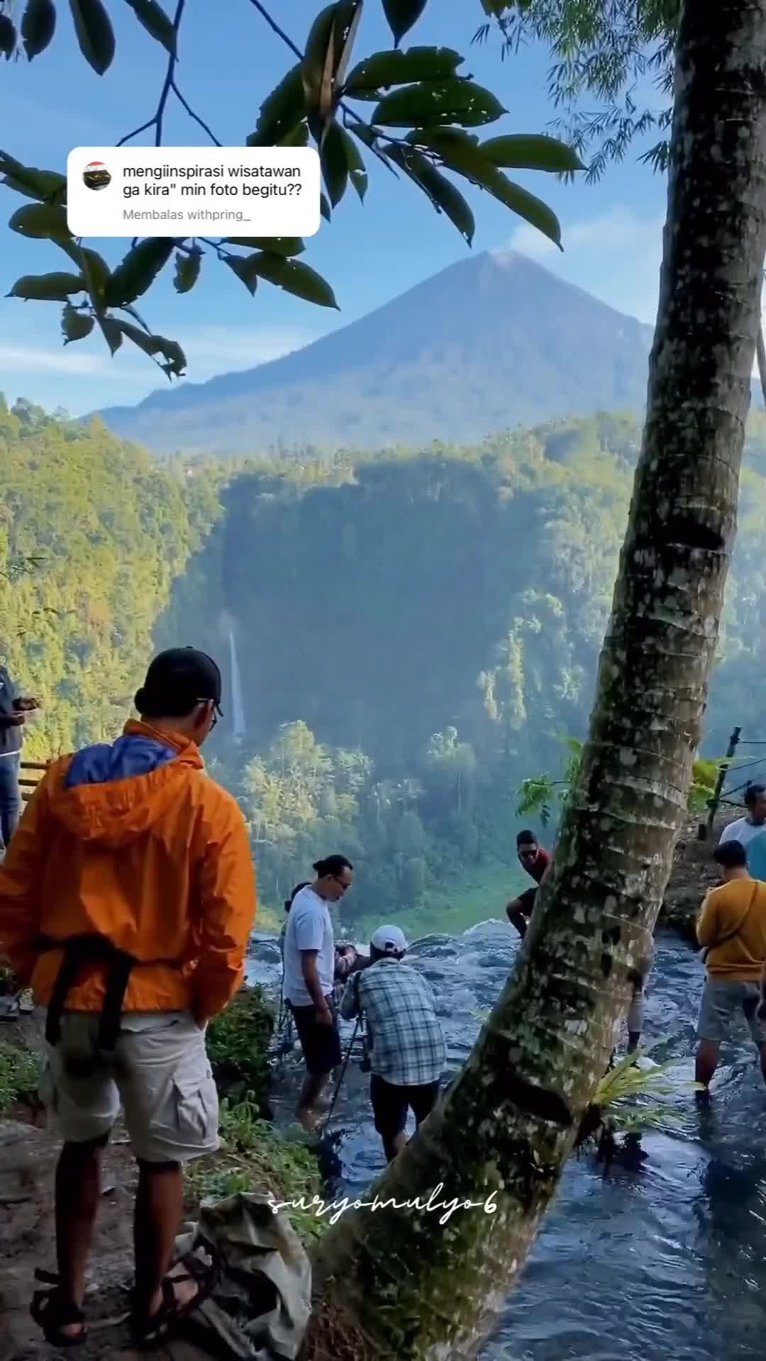 Pesona Air Terjun Kapas Biru di Lumajang ini memang sangatlah memukau apalagi di spot ini dengan latar belakang Semeru