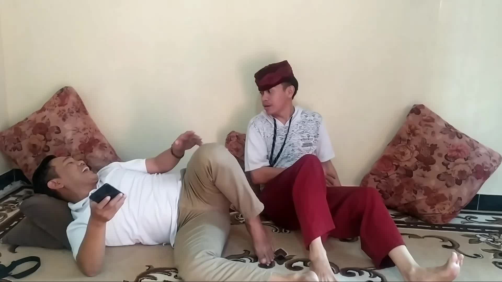 assalamu'alaikum.. kenalin kite nih dari jakarte timur, DOWER TV  pemaen :IJUL DOWER 38thn  ama OPIK DOWER 34thn semoga Terhibur ye. 