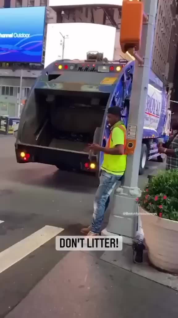 membuang sampah dengan cool
