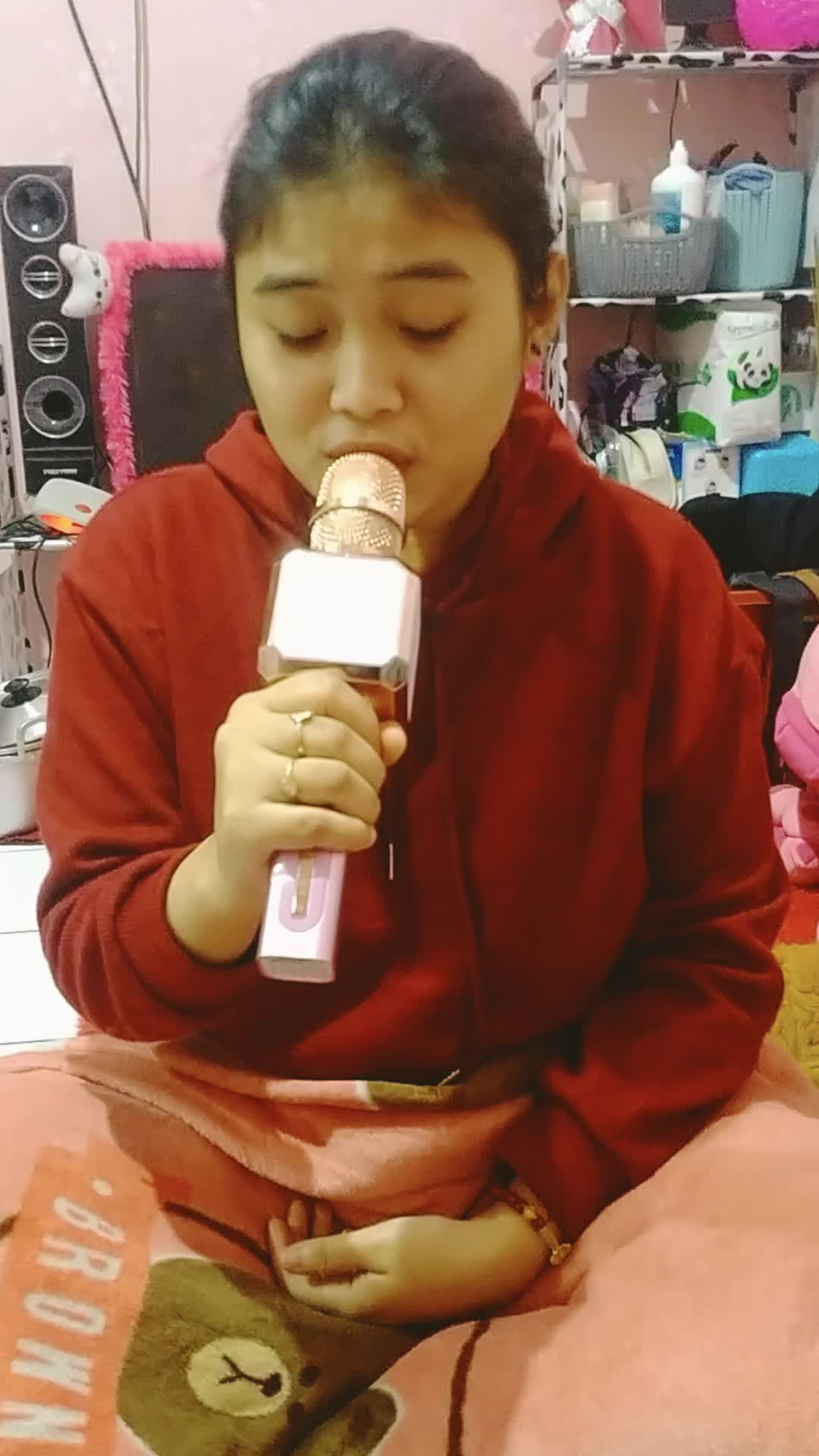 Rahmania Hapsari , 23th , Malang. Melawan restu (Mahalini)