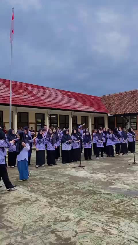 Peringatan diacara Hari Guru lagu Kisah Kasih di Sekolah 🏨