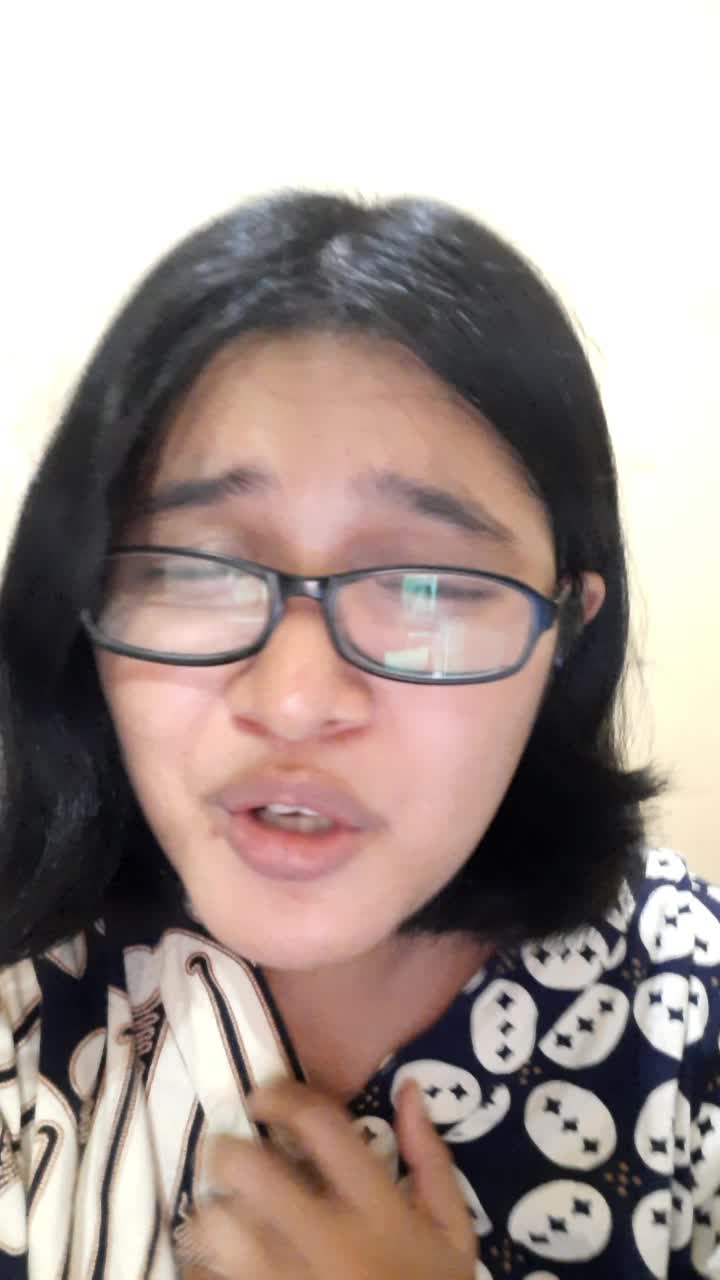 sik asikk nyanyinya sambil diliatin ayang.. eh ayang atau gebetan nih.... sangkin asiknya sammpe gak konsen gtu🤣🤣🤣🤣 