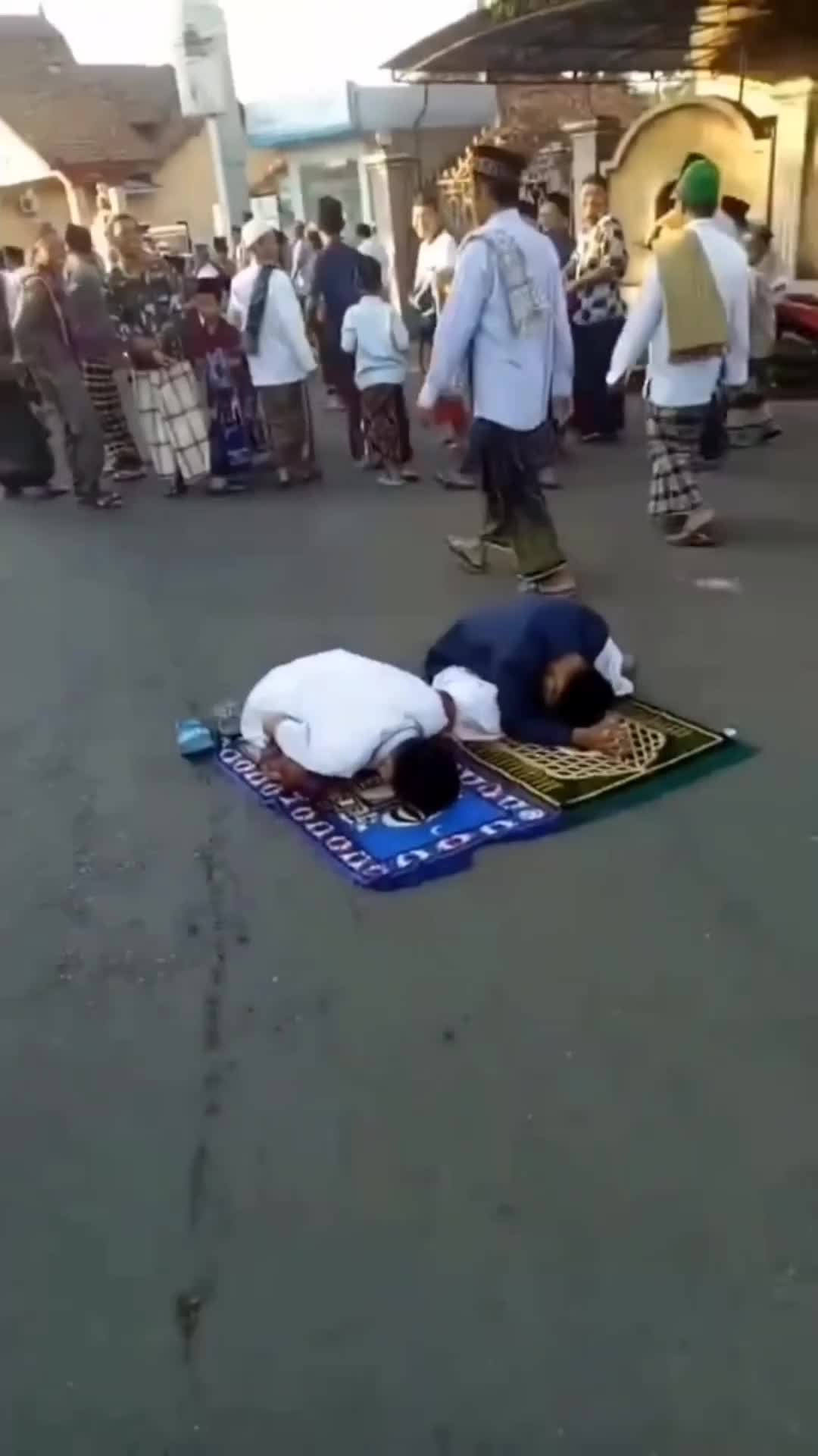 Lah malah cosplay jadi Malin Kundang