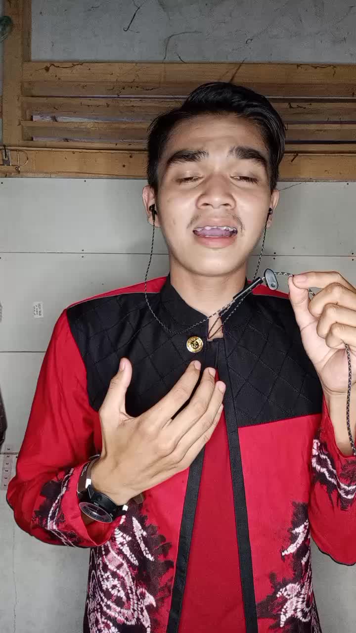 Nama : Wahyudinur / wahyu, umur : 21 tahun , Alamat : DS Ayuang, Kac Barabai, Kab Hulu Sungai Tengah, Provinsi Kalimantan Selatan.