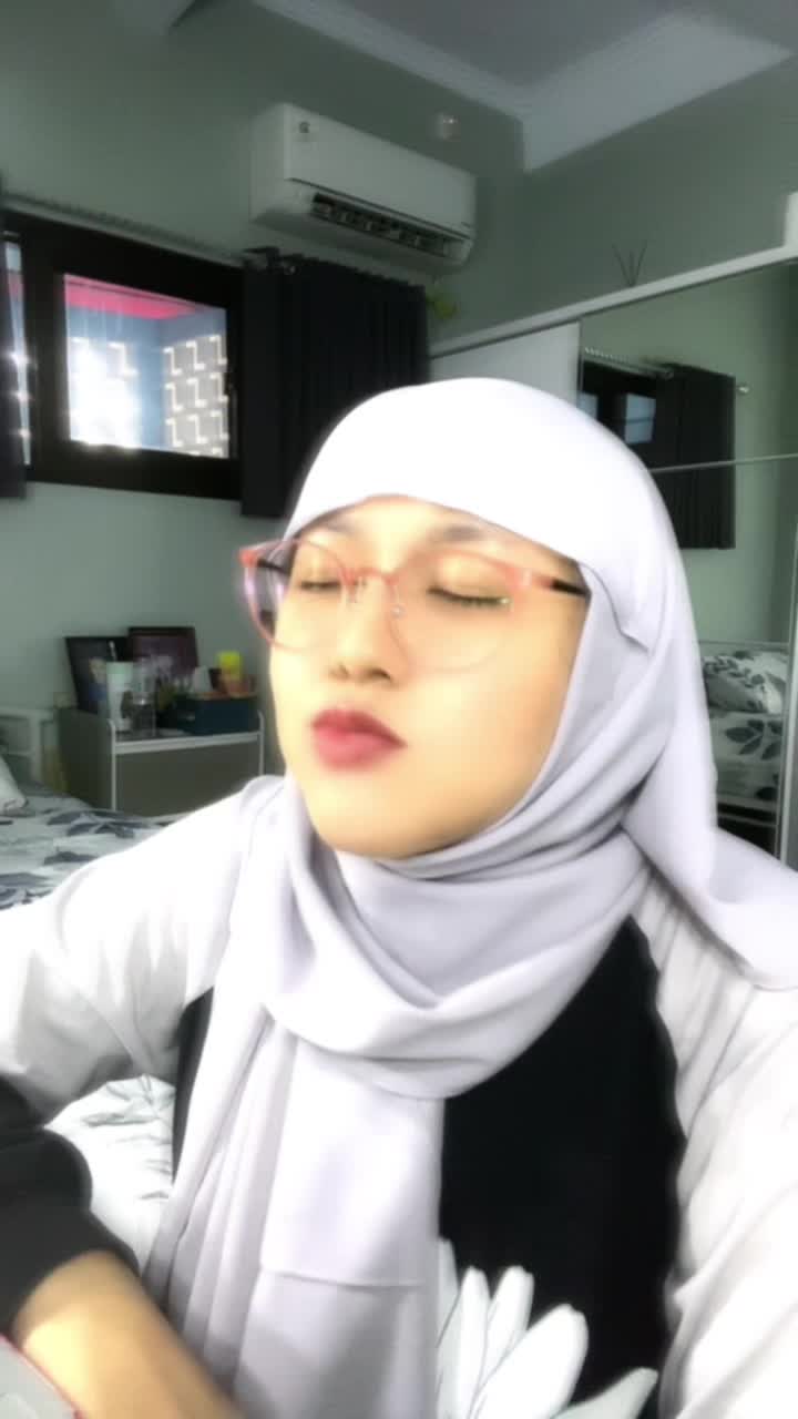 Song Cover “Rayuan Perempuan Gila-Nadin Amizah” by Riyantiana Aulia