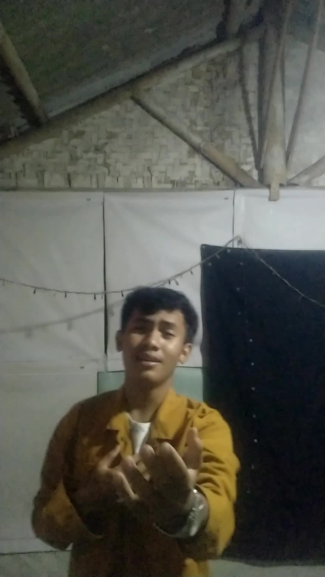 Perkenalkan nama : Muhammad Ihsan shidiq Usia : 18 Tahun Asal kota : Tasikmalaya Propesi : penyanyi panggung ke panggung