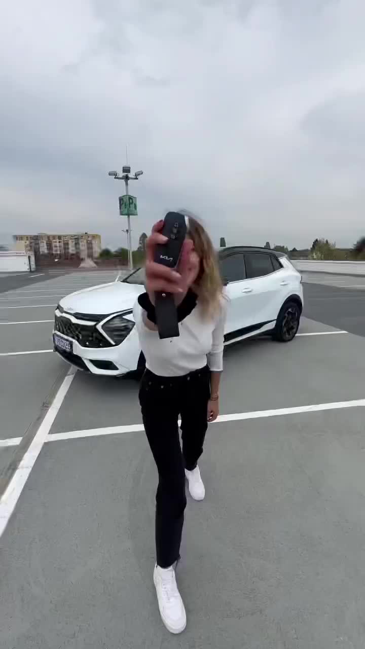 Mobil listrik jaman now emang semakin canggih, ya, bre! 