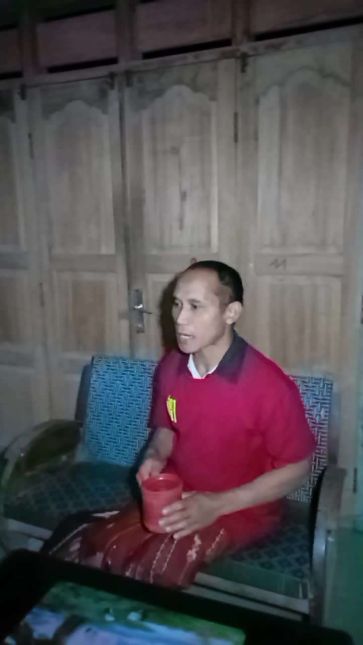 ingat camkan pesan mendiang nyak babe carilah berkah nggak boleh serakah. 