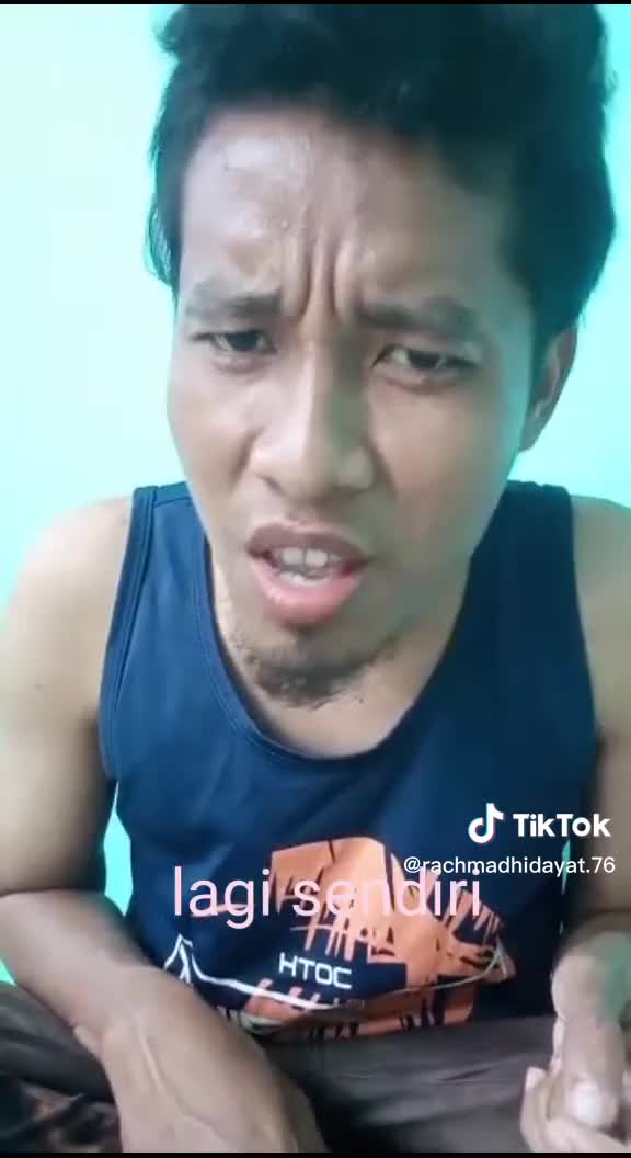 lagi sendiri