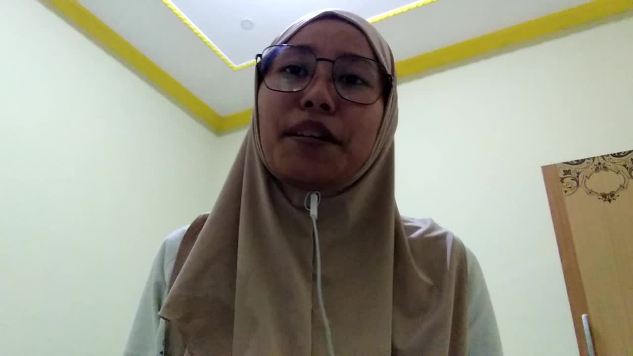 assalamualaikum. Dwi Herda 21 tahun salah satu mahasiswi keperawatan dari perguruan tinggi swasta, asal Tangerang lagu: Deen assalam