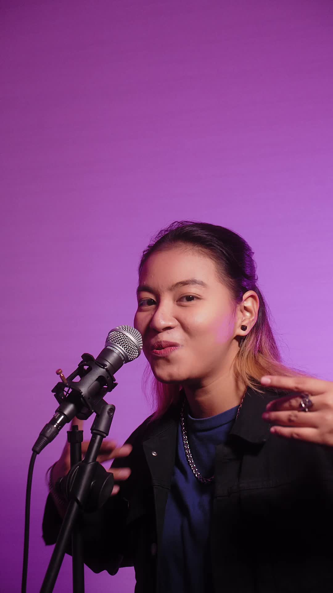 Hi! Perkenalkan aku Catur. Aku sangat suka bernyanyi. This song “Leave The Door Open” cover by me. Enjoy!✨