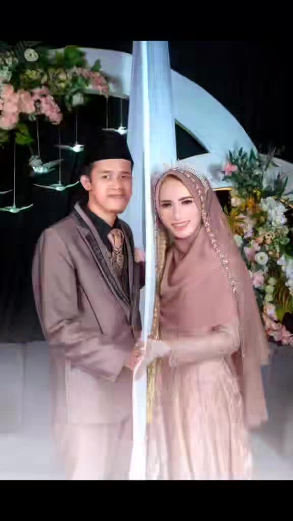 udah halal kok masih aja ada penghalang? 