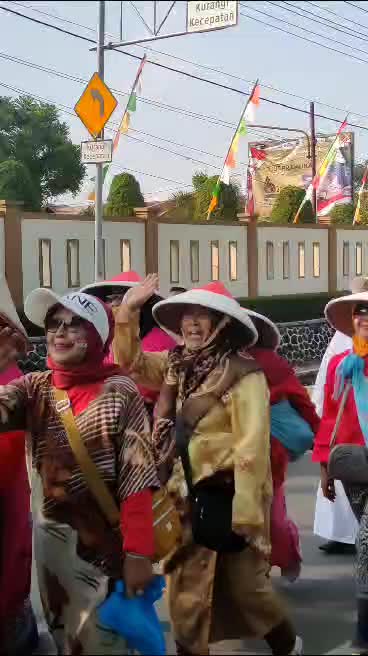 agustusan di bikin heboh ibu2 jadi anak SD. part 1
