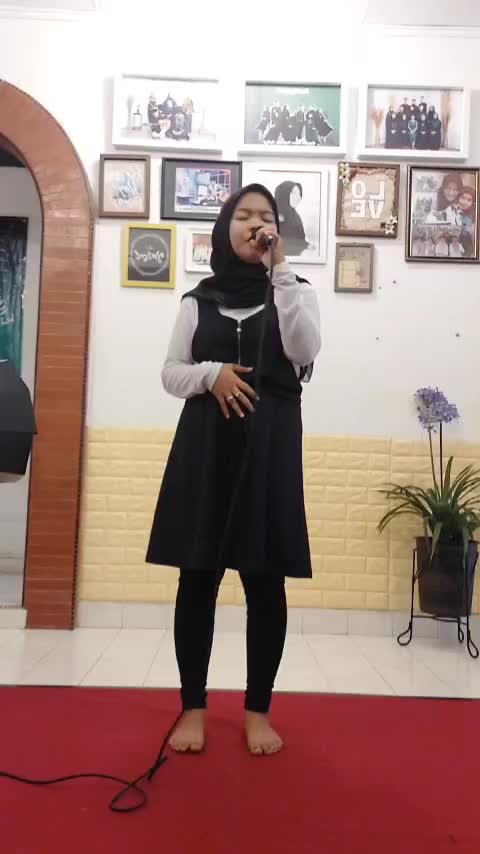 Assalamualaikum Wr.wb , Saya Yuri Anggreini Umur 22 tahun asal Sumatera Utara, dengan lagu Syaikhona & Ayat Ayat Cinta   