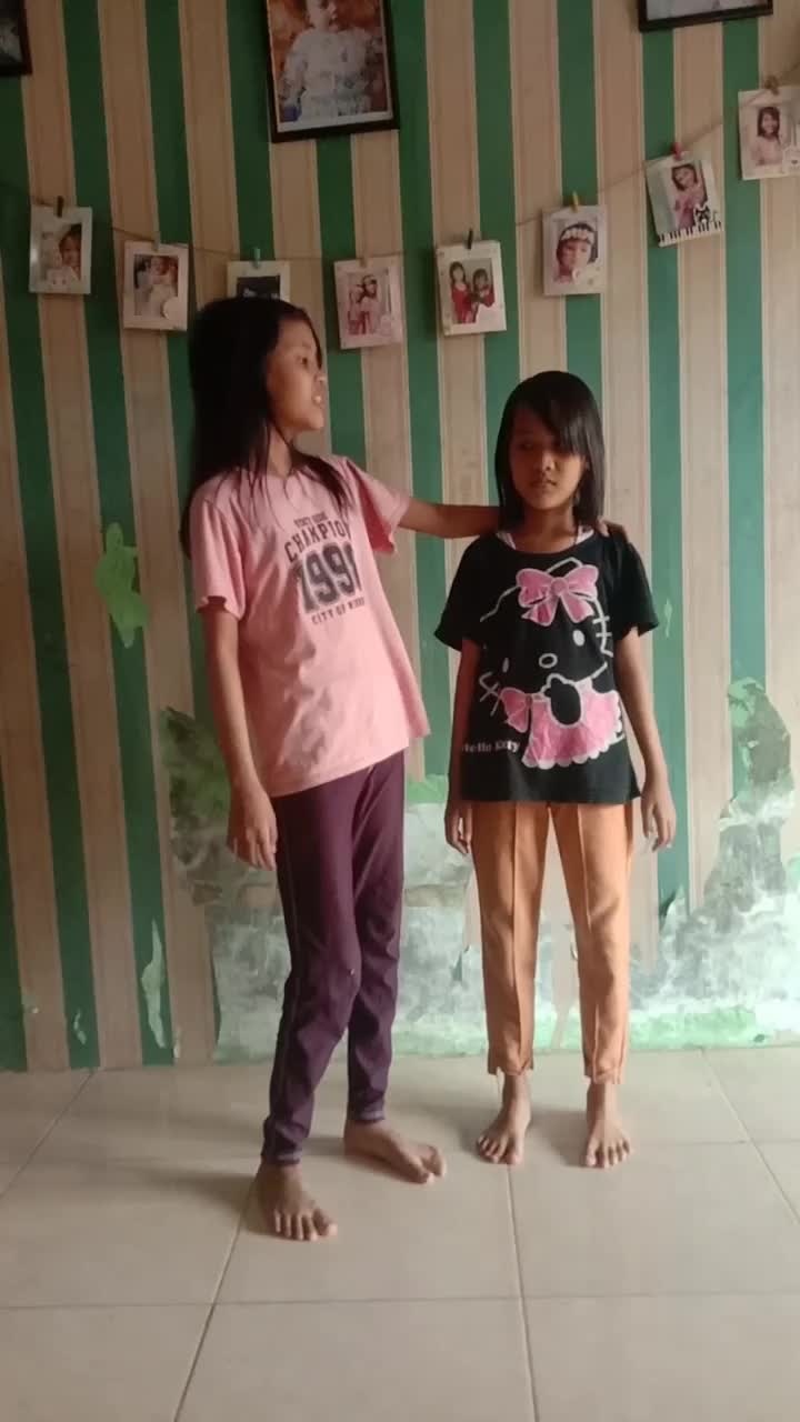 nama Adelia Putri.. umur 12 thn dari Tangerang.. Dan Salsabila Nadhifa umur 10 thn dari Tangerang.. 