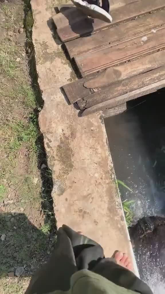 Sendalnya Pengen Pergi Jauh