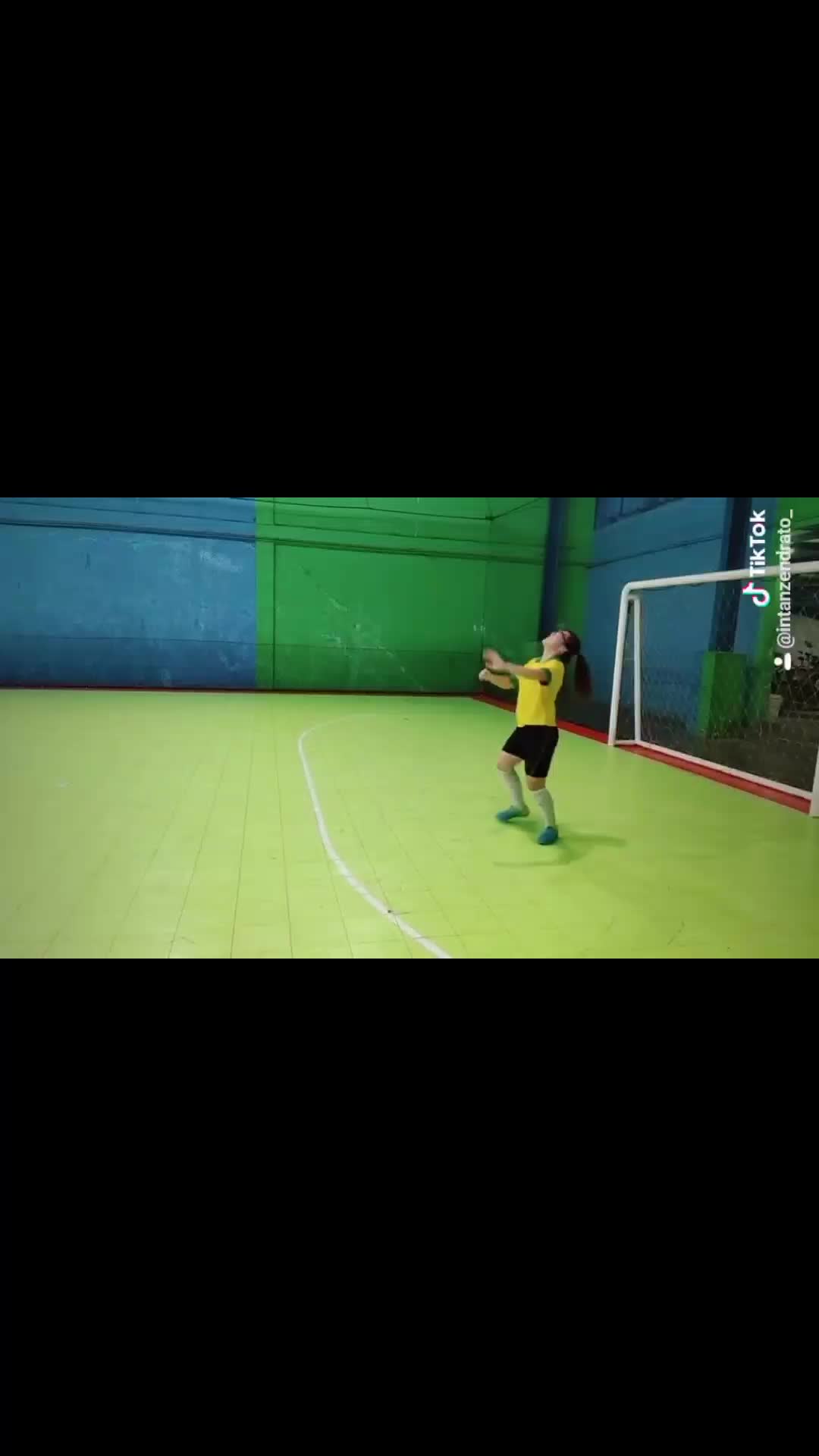 main bola sama cewe ❌ main bola sama cowo ✅