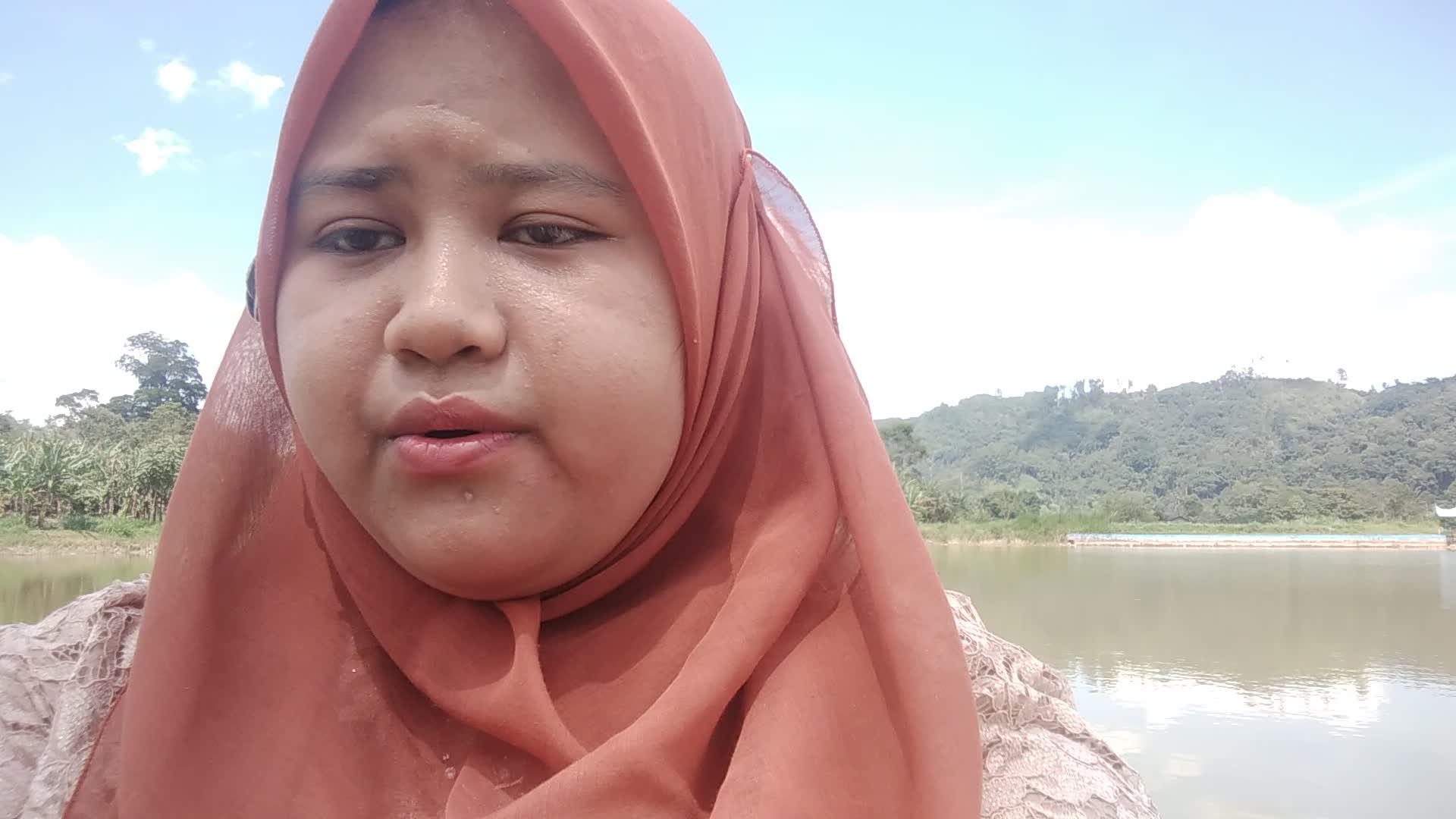 assalamualaikum wb. perkenalkan nama saya syafrina Nabila saya berasal dari Bukittinggi agam Sumatera barat  judul lagu Syukron lillah. 