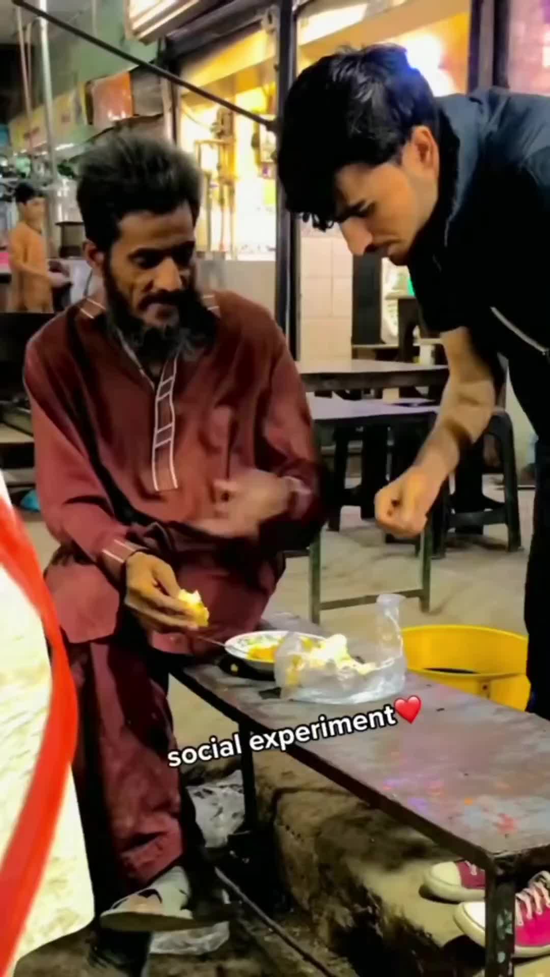 memberi makananan kepada orang asing