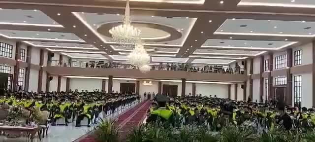 nyanyi pas hayatan ❌ nyanyi dadakan pas wisuda ✔️