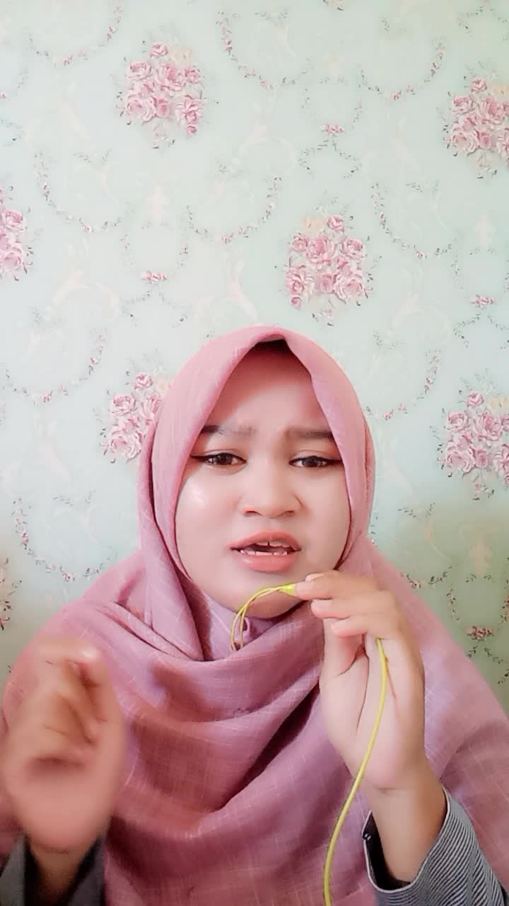 assalamualaikum perkenalkan namaku Tiara Cantika, saya berumur 20 tahun, aku tinggal didepok saya menyanyikan lagu syaikhona