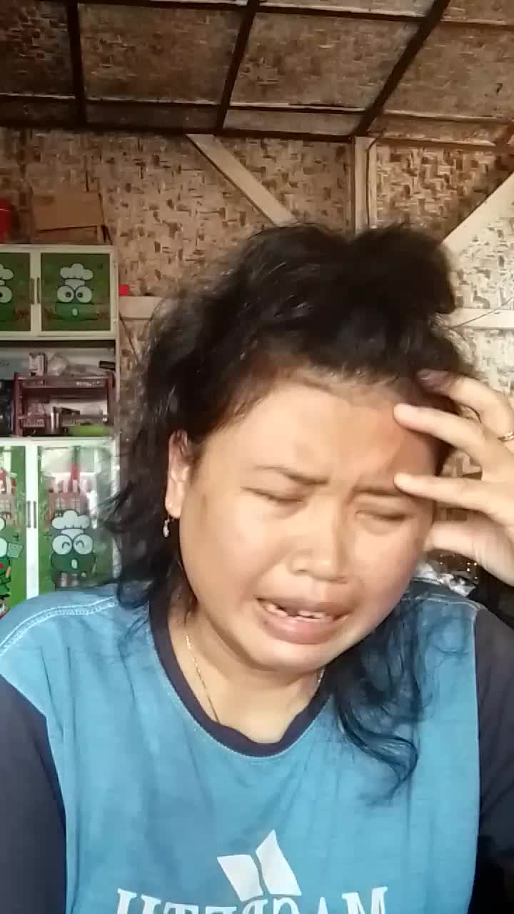 nangis nya kaya orang kesurupan 🤣