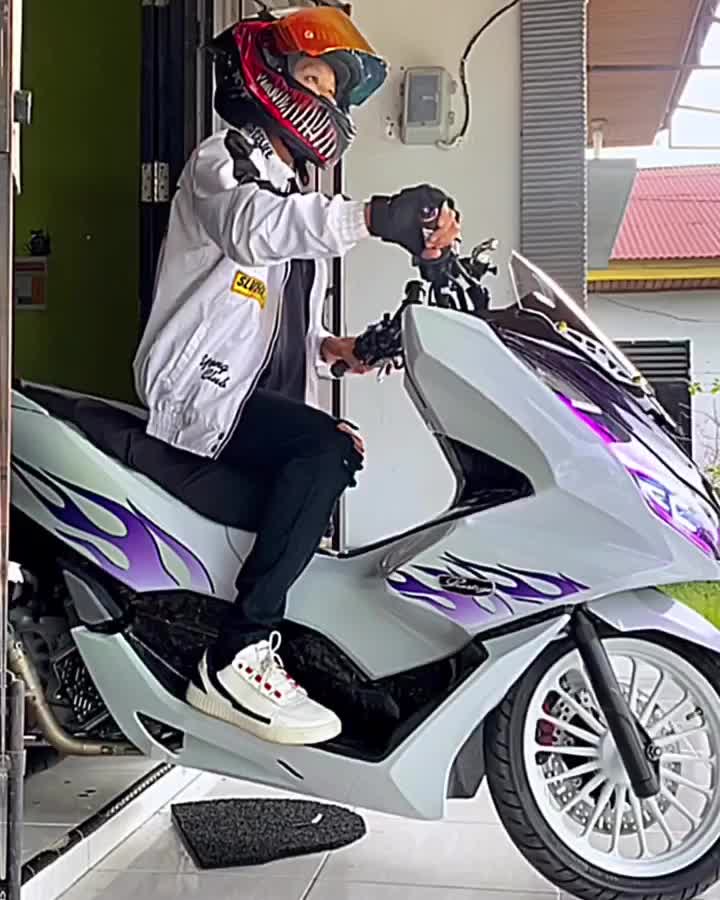 Kalau ayang minta yg ganteng, biar aku kasih paham
